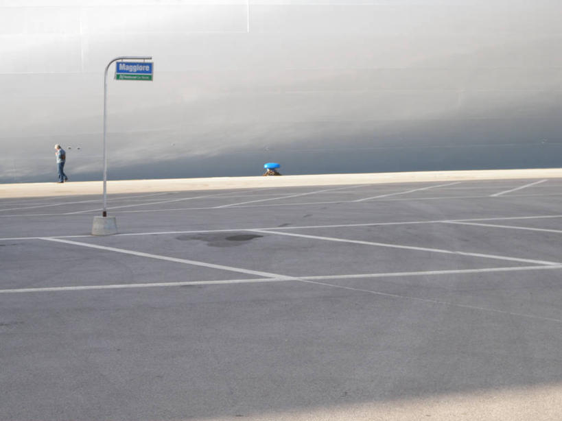 成年人,一个人,码头,横图,室外,白天,港口,客轮,日光,意大利,仅一个男性,文字,人行道,休闲装,邮轮,摄影,英文字母,部分,西西里,巴勒莫,步行,彩图,摆渡口,埠头,渡口,渡头,港湾,海港,货运码头,口岸,商港,独处