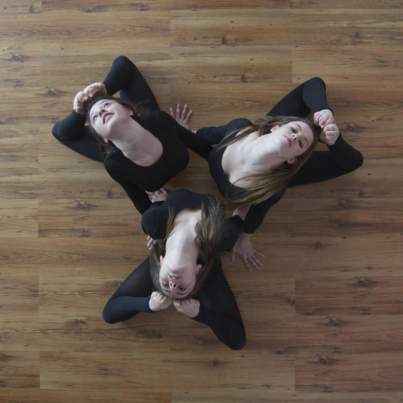 西方人,儿童,少年,头发,一个人,三个人,方图,俯视,室内,正面,锻炼,快乐,纯洁,比赛,运动,竞争,建材,地板,建筑,西班牙,欧洲,欧洲人,仅一个年轻女性,仅一个女性,仅一个人,体操,材料,木板,木材,地面,娱乐,木地板,木柴,小孩,向上看,休闲,金色,活力,可爱,平衡,童年,童趣,摄影,建造,木料,体育运动,青春期,童真,弹性,烂漫,无邪,硬木,技能,巴伦西亚省,几何形状,体育,天真,年轻女性,女孩,女人,女性,白种人,孩子,长发,彩图,高角度拍摄,健身,紧身连衣裤