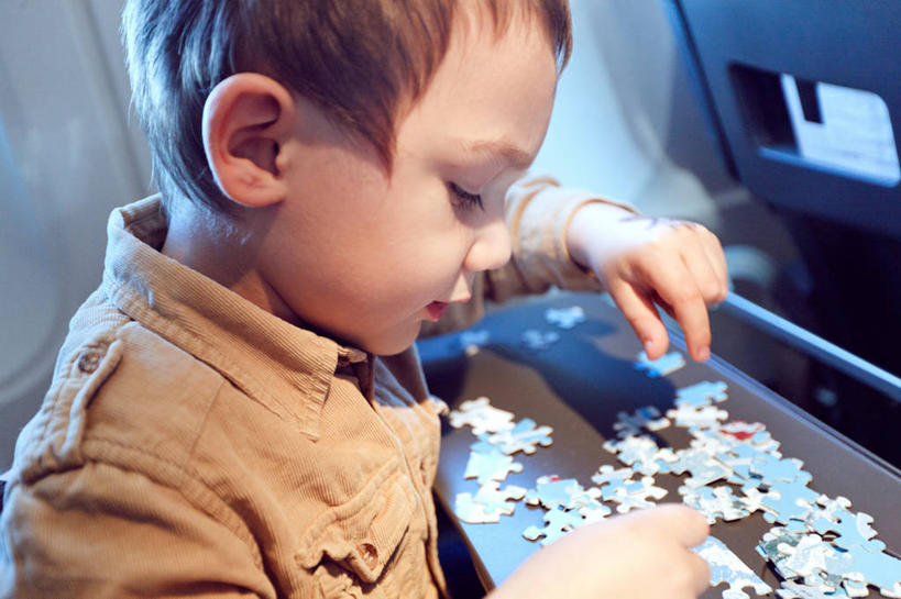 西方人,儿童,脸,头,脸颊,一个人,坐,横图,室内,特写,白天,侧面,衬衫,游戏,纯洁,飞机,瑞士,欧洲,欧洲人,仅一个男性,仅一个人,玩,拿着,注视,娱乐,肩膀,小孩,观察,看,仅一个小孩,休闲,可爱,童年,童趣,益智,运输,摄影,观看,活动,察看,专心,发泄,关注,消遣,智力,填字游戏,童真,烂漫,无邪,写实,宣泄,日内瓦,天真,男孩,男人,男性,白种人,孩子,头部,脸部,脸蛋,面部,休闲活动,玩耍,嬉戏,彩图,纵横字谜,男生,日内瓦州