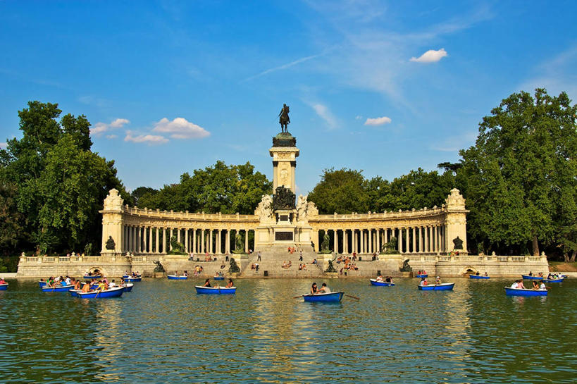 横图,室外,白天,建筑,船,西班牙,反射,雕像,柱子,云,首都,历史,丽池公园,树,天空,地标建筑,马德里,运输,摄影,柱廊,死水,彩图