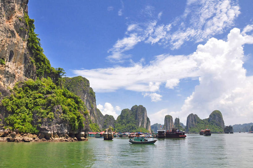 无人,横图,室外,白天,水,船,越南,反射,乡村,云,海湾,天空,自然,运输,摄影,宁静,岩层,广宁省,岩石,彩图