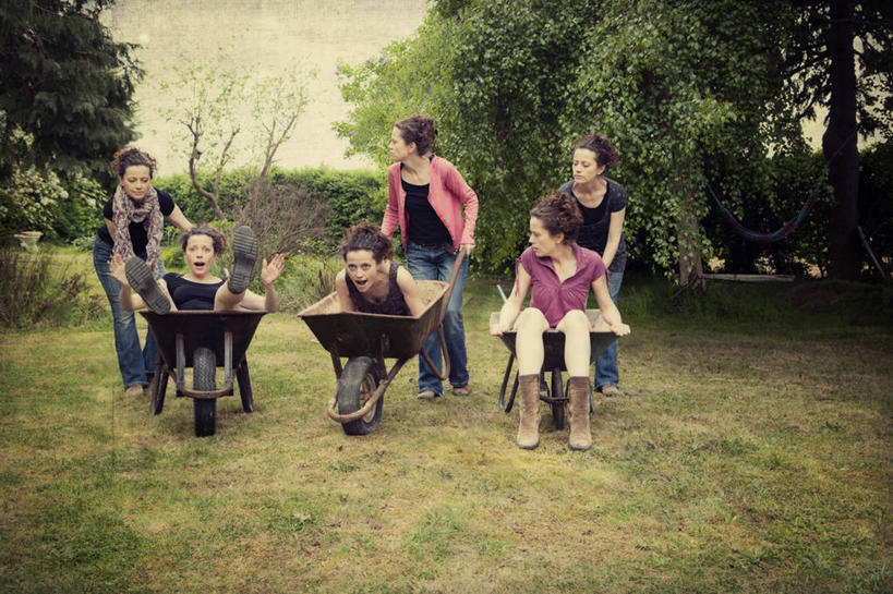 成年人,中年人,脸,头,脸颊,一个人,伙伴,朋友,站,横图,室外,白天,正面,多次曝光,锻炼,快乐,友谊,比赛,运动,合作,团队,竞争,英国,仅一个女性,仅一个人,庭院,拿着,休闲装,娱乐,数码合成,肩膀,树,天空,看,仅一个中年女性,休闲,乐趣,战略,摄影,享乐,体育运动,独轮手推车,联合,合谋,配合,体育,协作,女人,女性,中年女性,头部,脸部,脸蛋,面部,彩图,健身,两人三足