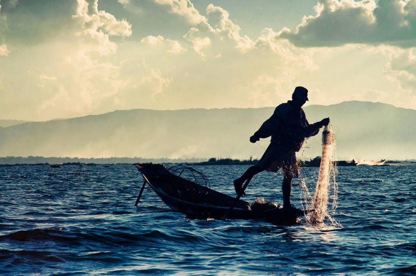 成年人,一个人,渔夫,站,横图,室外,白天,渔业,船,缅甸,仅一个男性,云,拿着,休闲装,天空,平衡,运输,摄影,渔网,鱼网,掸邦,扔,彩图,钓鱼