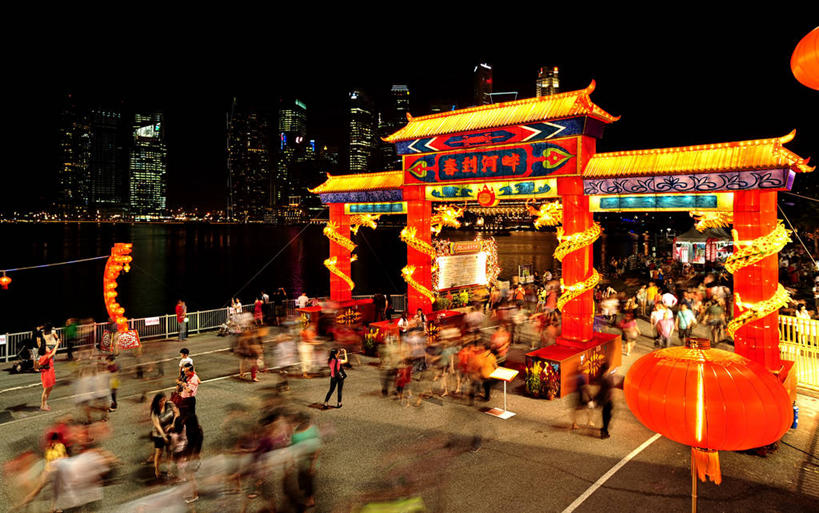 横图,俯视,室外,夜晚,天际线,城市,新加坡,春节,庆祝,装饰,灯笼,大门,许多人,车,交通工具,一群人,摄影,彩车,华丽,修饰,照亮,点缀,享乐,中国文化,载具,群众,衬托,美观,雅致,雅观,彩图,高角度拍摄,滨海湾金沙酒店