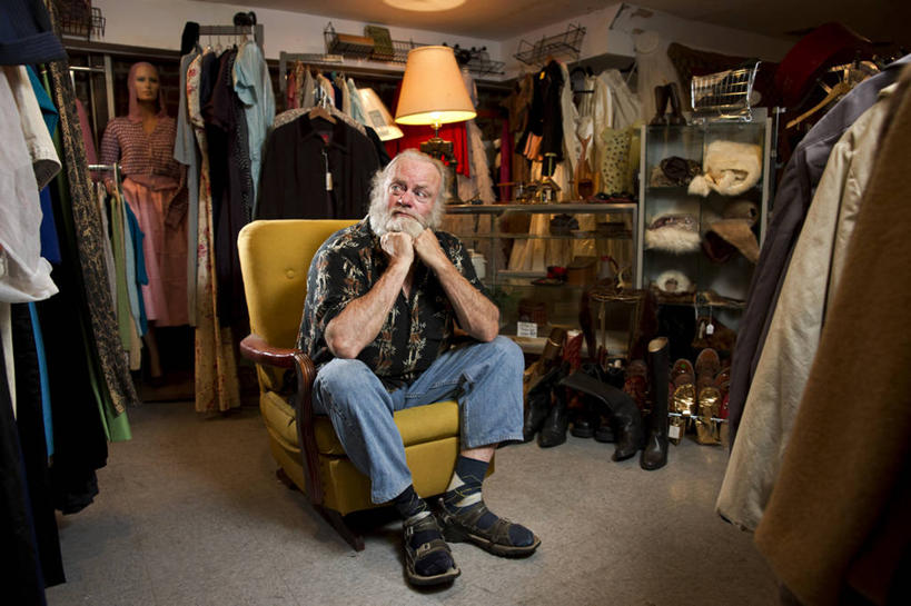 西方人,成年人,老年人,胡须,一个人,商店,坐,横图,室内,正面,凉鞋,商务,鞋子,欧洲,美国,欧洲人,仅一个男性,仅一个人,人造模特,托腮,休闲装,灯,衣服,灯罩,仅一个老年男性,思考,零售,摄影,扶手椅,维吉尼亚,老年男性,男人,男性,白种人,胡子,络腮胡,彩图,夏洛特郡