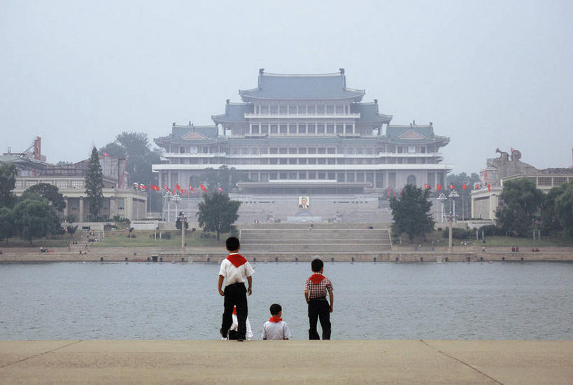 儿童,脸,头,脸颊,一个人,四个人,站,坐,横图,室外,白天,纯洁,河流,建筑,朝鲜,仅一个男性,仅一个人,历史,肩膀,小孩,背面,天空,地标建筑,仅一个小孩,可爱,童年,童趣,摄影,童真,烂漫,无邪,平壤,天真,男孩,男人,男性,孩子,头部,脸部,脸蛋,面部,彩图,男生,金日成