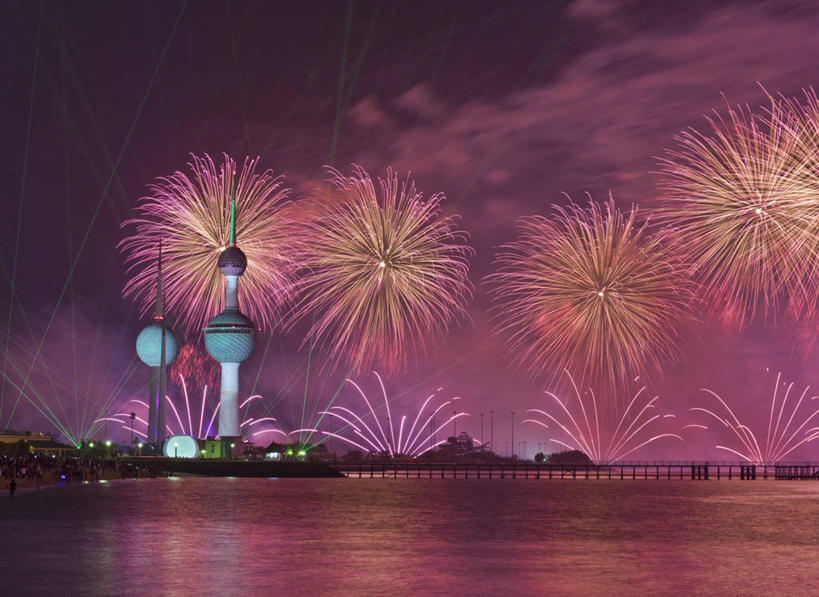 无人,横图,室外,夜晚,长时间曝光,爆炸,建筑,科威特,庆祝,反射,火花,云,塔,天空,焰火,地标建筑,摄影,波斯湾,死水,彩图,独立日