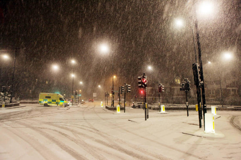 无人,横图,室外,夜晚,街道,路灯,救护车,英国,下雪,红绿灯,天气,首都,寒冷,运输,摄影,照亮,彩图