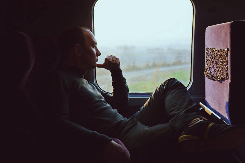 西方人,成年人,中年人,拇指,一个人,坐,横图,室内,白天,旅途,窗户,火车,法国,巴黎,欧洲,欧洲人,仅一个男性,仅一个人,仅一个中年男性,公共交通,首都,注视,观察,看,思考,运输,摄影,观看,察看,关注,车座,脱发,法兰西岛大区,男人,男性,中年男性,白种人,触摸,彩图,旅行