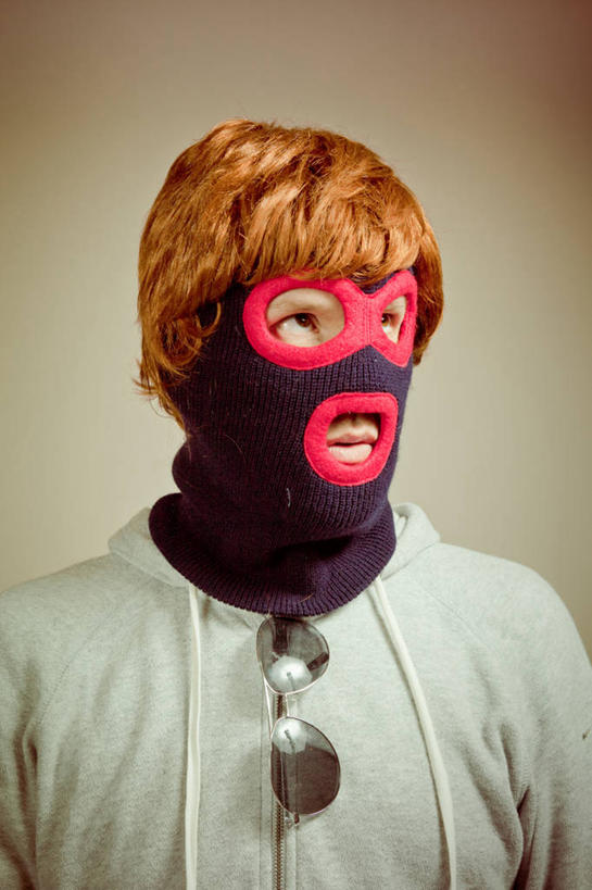 西方人,成年人,中年人,脸,头,脸颊,一个人,竖图,特写,正面,神秘,欧洲,日本,欧洲人,仅一个男性,仅一个人,仅一个中年男性,米色背景,假发,休闲装,肩膀,太阳镜,摄影,犯罪,暴力,冈山县,巴拉克拉法帽,男人,男性,中年男性,白种人,头部,脸部,脸蛋,面部,彩图,影棚拍摄,社会问题