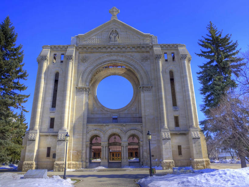 无人,横图,室外,白天,仰视,雪,城市,建筑,加拿大,圆形,拱门,历史,废墟,树,地标建筑,寒冷,摄影,宗教,基督教,万里无云,马尼托巴湖,彩图,低角度拍摄,大教堂,温尼伯湖