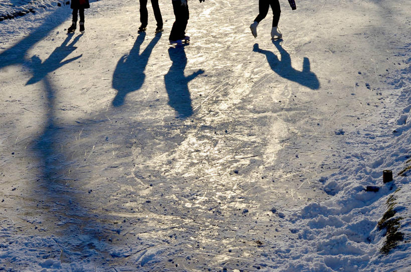 腿,四个人,横图,室外,白天,纯洁,滑冰,雪,日光,荷兰,阴影,冬天,寒冷,可爱,乐趣,童年,童趣,人体,摄影,部分,运河,享乐,童真,烂漫,无邪,四肢,冬季运动,天真,休闲活动,彩图