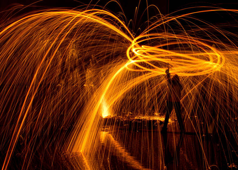 一个人,站,横图,室外,夜晚,长时间曝光,美国,朦胧,模糊,火花,热,橙色,摄影,照亮,彩图