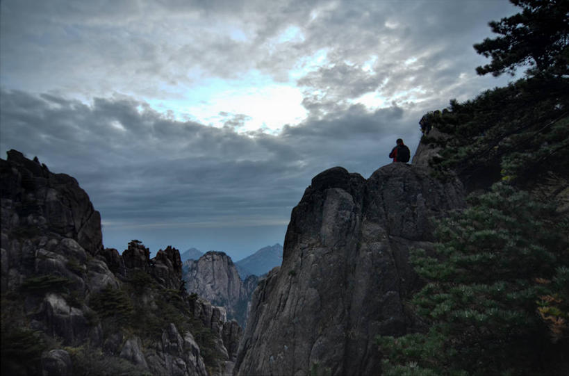 成年人,一个人,横图,室外,旅游,度假,探险,植物,仅一个男性,云,娱乐,背面,风景,天空,自然,黄昏,享受,休闲,放松,摄影,冒险,彩图,黄山山脉