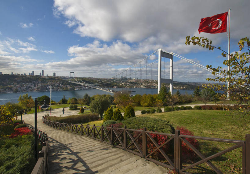 无人,栏杆,横图,室外,白天,城市,弯曲,木制,云,桥,联系,草,天空,自然,摄影,吊桥,木板路,宁静,伊斯坦布尔,土耳其国旗,彩图