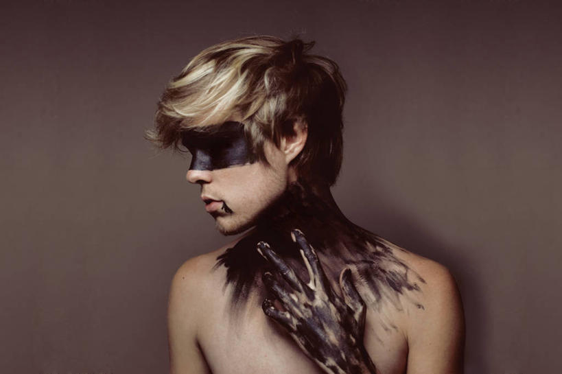 西方人,成年人,脸,头,脸颊,头发,一个人,横图,特写,正面,欧洲,美国,欧洲人,仅一个男性,仅一个人,凌乱,裸露,肩膀,仅一个年轻男性,金色,个性,摄影,褐色背景,涂料,加利福尼亚,裸,和平,男人,男性,年轻男性,白种人,年轻人,头部,脸部,脸蛋,面部,彩图,影棚拍摄,和平手势