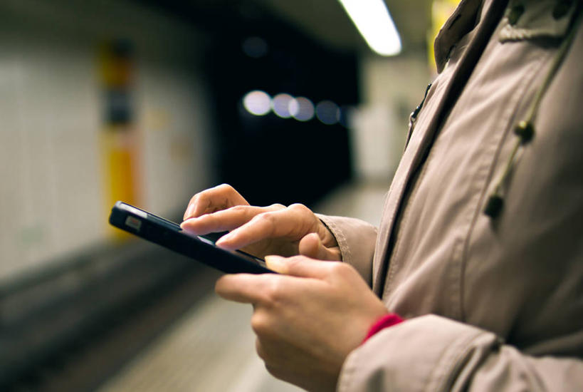 一个人,横图,室内,特写,白天,技术,东京,日本,首都,联系,拿着,摄影,等,地下通道,智能手机,无线电技术,触摸,彩图