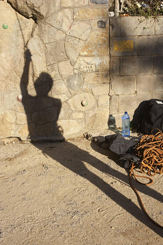 无人,竖图,室外,白天,路,日光,西班牙,巴塞罗那,准备,包,围墙,瓶子,绳子,摄影,加泰隆尼亚,努力,冒险,休闲活动,彩图