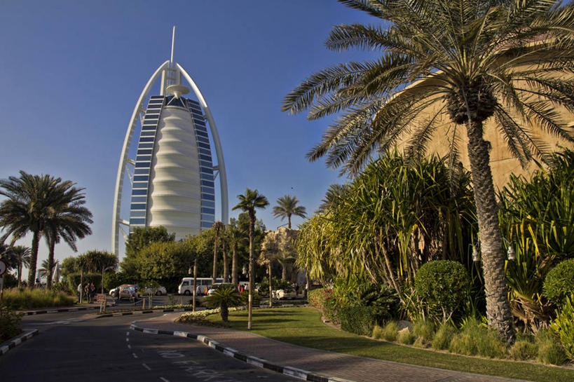 横图,室外,白天,城市,建筑,路,日光,巴基斯坦,现代,树,地标建筑,摄影,华贵,迪拜,波斯湾,中东文化,万里无云,彩图,帆船酒店,广角拍摄