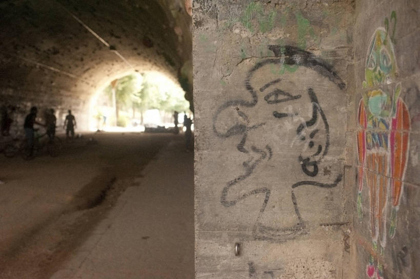 横图,室内,特写,白天,西班牙,巴塞罗那,隧道,拱门,极限运动,摄影,创造力,加泰隆尼亚,美术工艺,攀岩墙,彩图,涂鸦