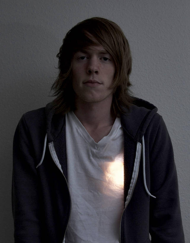 西方人,成年人,头发,一个人,站,笑,微笑,露齿笑,竖图,白色背景,正面,快乐,幸福,信心,欧洲,美国,欧洲人,仅一个男性,仅一个人,光,休闲装,仅一个年轻男性,金色,摄影,肖像,背手,俄勒冈州,尤金,男人,男性,年轻男性,白种人,年轻人,半身,彩图,影棚拍摄