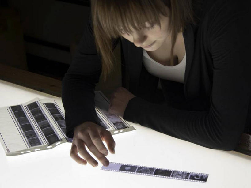 西方人,成年人,脸,头,脸颊,一个人,横图,室内,英国,欧洲,欧洲人,仅一个年轻女性,仅一个女性,仅一个人,注视,休闲装,肩膀,观察,看,人体,摄影,观看,底片,察看,专心,关注,乳沟,年轻女性,女人,女性,白种人,年轻人,头部,脸部,脸蛋,面部,彩图,暗房