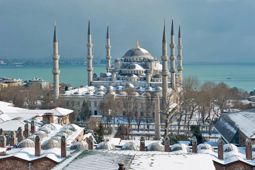 无人,横图,室外,白天,雪,建筑,日光,欧洲,冬天,尖顶,树,摄影,宗教,伊斯兰教,圆顶建筑,清真寺,素檀阿梅特区,伊斯坦布尔,万里无云,奥斯曼帝国,蓝色清真寺,苏莱曼尼耶清真寺,彩图