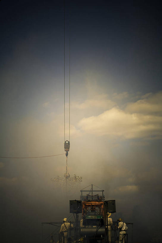 成年人,建筑工人,竖图,室外,白天,留白,建筑业,法国,吊挂,悬挂,云,挂,天空,黄昏,建筑工地,摄影,合伙,发展,进展,彩图,南特,晕影