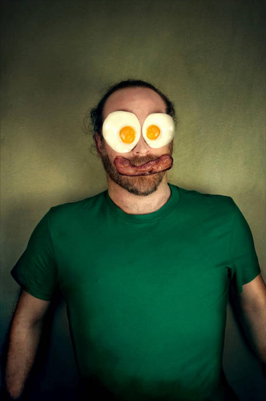 西方人,成年人,中年人,老年人,胡须,一个人,站,竖图,室内,正面,爱尔兰,欧洲,欧洲人,仅一个男性,仅一个人,仅一个中年男性,煎蛋,休闲装,饮食,绿色,个性,摄影,幽默,叼着,熏猪肉,男人,男性,中年男性,白种人,胡子,络腮胡,半身,彩图