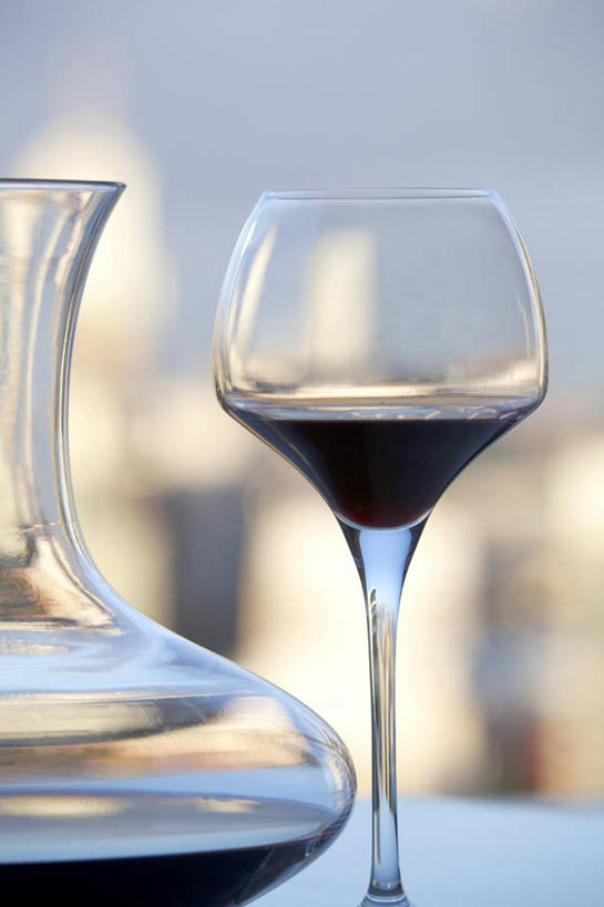 无人,竖图,室内,白天,桌子,静物,澳大利亚,酒类,酒,饮料,玻璃瓶,红葡萄酒,摄影,葡萄酒杯,墨尔本,玻璃杯,彩图