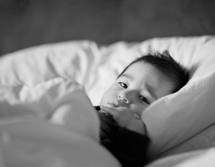 西方人,儿童,脸,头,脸颊,一个人,横图,黑白,室内,特写,纯洁,床,卧室,欧洲,加拿大,欧洲人,仅一个男性,仅一个人,毯子,休闲装,肩膀,小孩,枕头,仅一个小孩,放松,可爱,童年,童趣,摄影,枕套,肖像,童真,烂漫,无邪,温哥华,大不列颠哥伦比亚,天真,男孩,男人,男性,白种人,孩子,头部,脸部,脸蛋,面部,仰卧,男生,菲律宾人