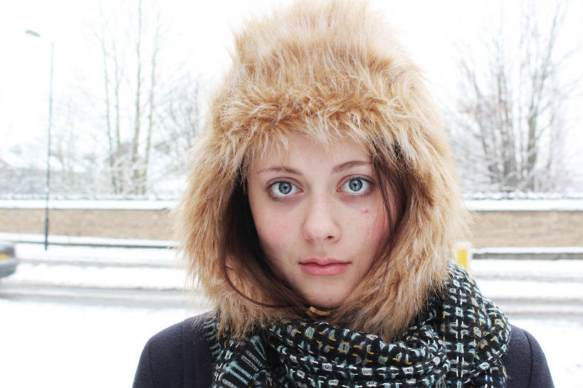 西方人,成年人,脸,头,眼睛,脸颊,一个人,站,横图,室外,特写,白天,信心,雪,英国,欧洲,欧洲人,仅一个年轻女性,仅一个女性,仅一个人,包装,冬天,首都,肩膀,蓝色,围巾,摄影,肖像,裘皮帽,年轻女性,女人,女性,白种人,年轻人,头部,脸部,脸蛋,面部,彩图,美人