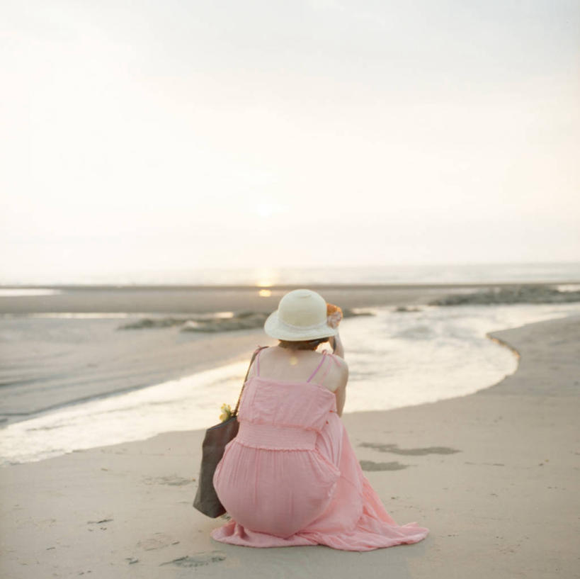 成年人,一个人,蹲,横图,室外,度假,海洋,日落,帽子,台湾,仅一个女性,包,沙子,河岸,水平线,背面,天空,自然,思考,摄影,海滩,休闲活动,彩图,沙滩包