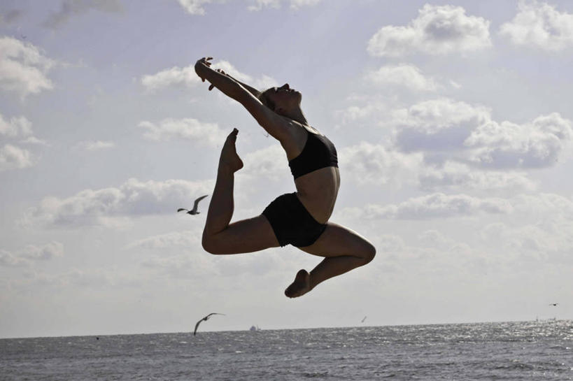 成年人,一个人,举,横图,室外,白天,侧面,运动服,自由,海洋,海鸥,野生动物,纽约,美国,仅一个年轻女性,仅一个女性,仅一个人,鸟类,体操,水平线,云,半空,飞,天空,自然,动物,托,两只,摄影,下腰,弹性,运动胸罩,年轻女性,女人,女性,年轻人,举起,举手,举着,向上举,向上伸,向上托,彩图