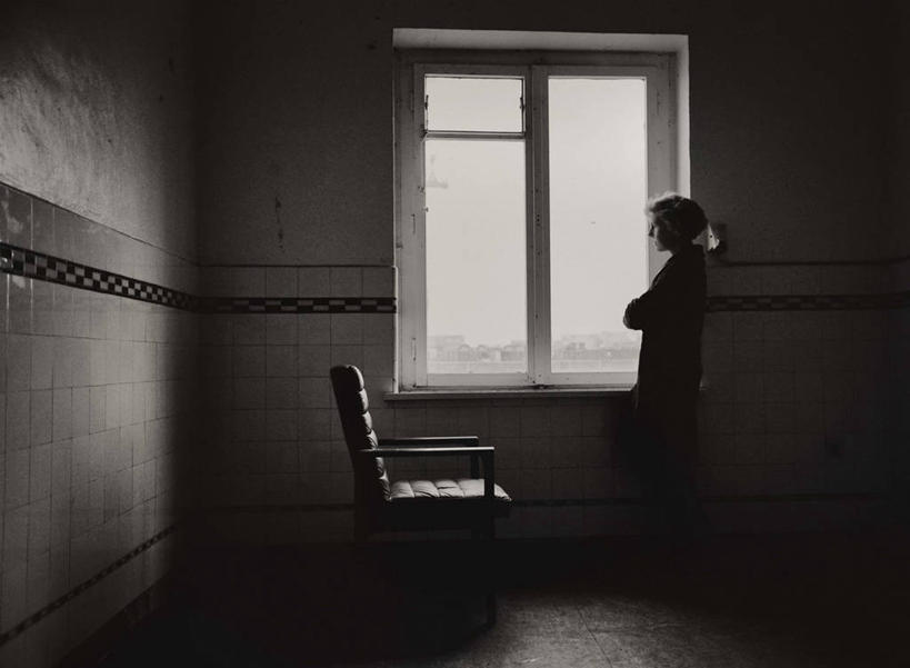 西方人,成年人,中年人,老年人,一个人,站,双手交叉,横图,黑白,室内,白天,侧面,窗户,椅子,德国,欧洲,欧洲人,仅一个女性,仅一个人,瓷砖,休闲装,仅一个中年女性,思考,放松,摄影,怀旧,马尾辫,双手抱胸,等,悲哀,乌尔姆,女人,女性,中年女性,白种人,半身,暗房