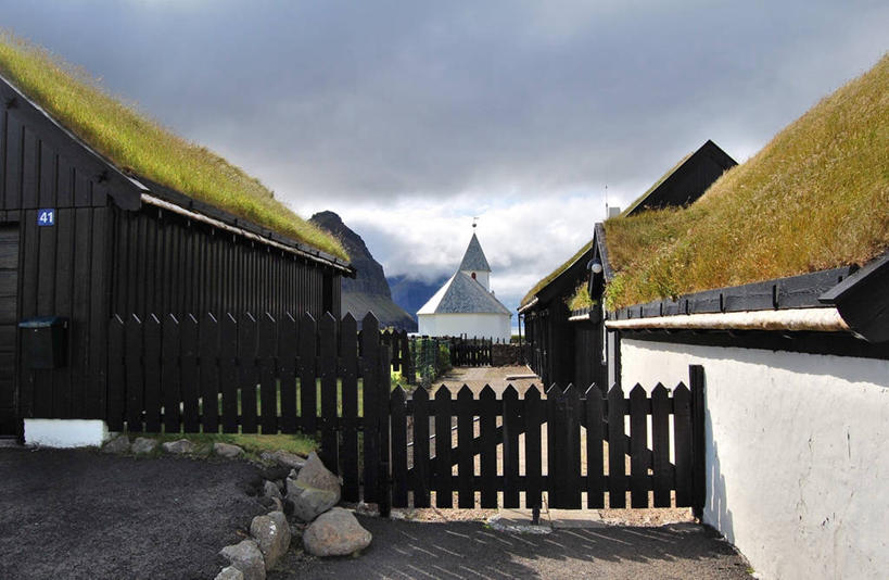 无人,教堂,横图,室外,白天,植物,建筑,大门,房屋,屋顶,篱笆,天空,地标建筑,摄影,保护,基督教,法罗群岛,彩图