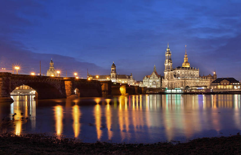 无人,横图,室外,夜晚,河流,城市,建筑,路灯,德国,反射,尖顶,联系,拱桥,天空,地标建筑,摄影,照亮,德国文化,易北河,德累斯顿,萨克森,彩图