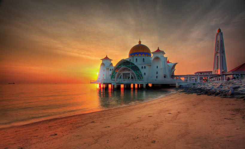 无人,横图,室外,海洋,日落,建筑,日光,马来西亚,反射,沙子,云,历史,天空,地标建筑,橙色,摄影,伊斯兰教,圆顶建筑,清真寺,马六甲州,海滩,彩图,马来文化