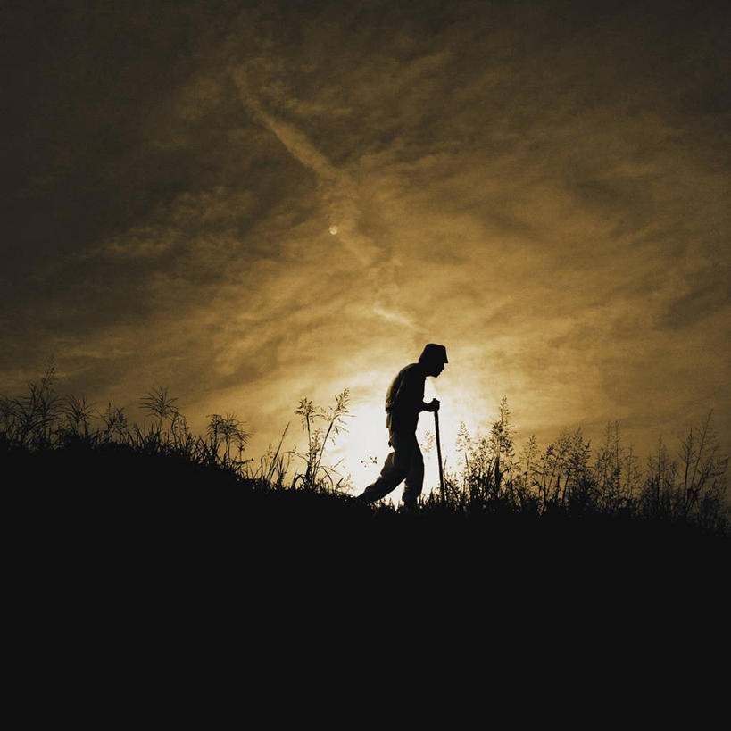 成年人,一个人,方图,室外,侧面,日本,仅一个男性,云,拿着,天空,自然,黄昏,摄影,支撑,手杖,努力,剪影,步行,彩图