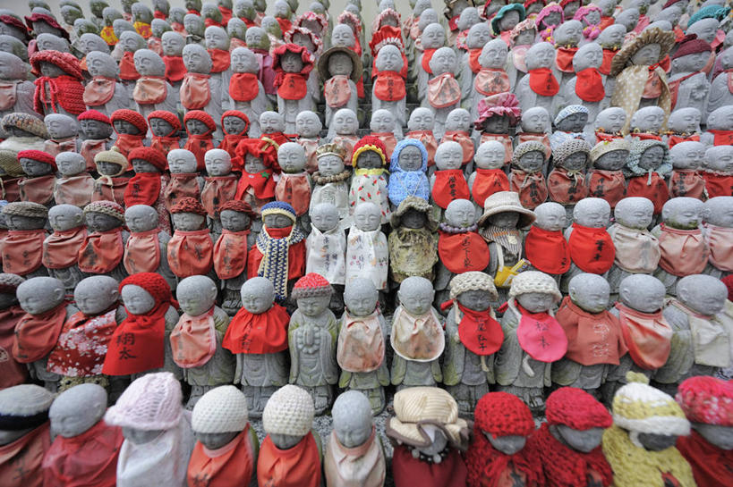 无人,横图,室外,白天,帽子,日本,一排,许多,丰富,日本文化,整齐,标志,雕像,符号,很多,围兜,标识,排列,餐巾,摄影,宗教,队列,编织帽,性别符号,口水巾,食饭兜,婴儿围脖,婴儿围兜,灵性,美术工艺,彩图,男性符号