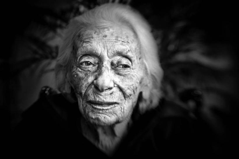 成年人,老年人,皱纹,头发,一个人,微笑,横图,黑白,室外,特写,白天,幸福,奥地利,维也纳,仅一个女性,仅一个人,首都,白色,摄影,仅一个老年女性,老年女性,女人,女性