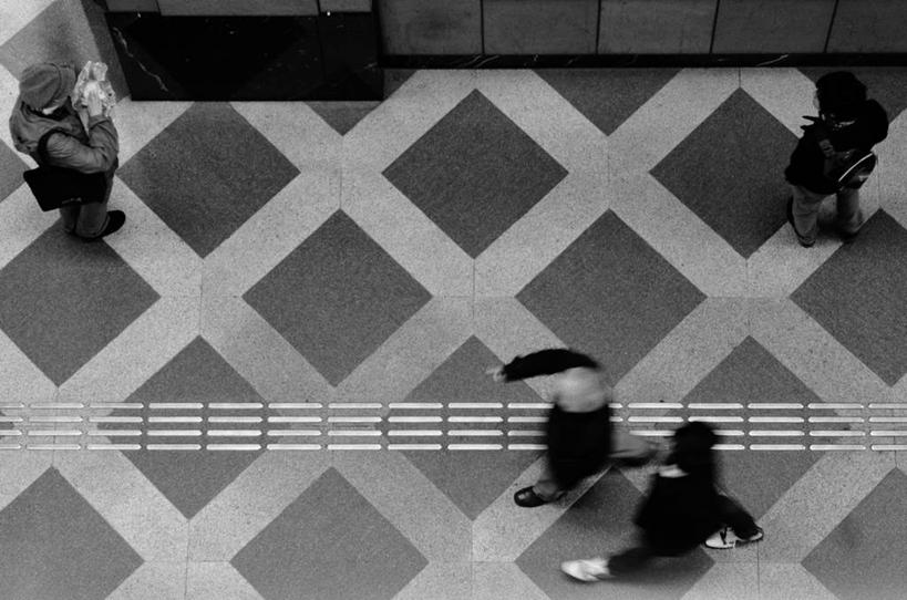 成年人,四个人,横图,俯视,黑白,室外,白天,运动模糊,城市,道路,街道,路,公路,东京,日本,路标,交通,首都,休闲装,摄影,男人,马路,步行,彩图,高角度拍摄,世田谷区