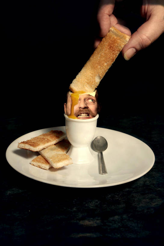 西方人,成年人,中年人,老年人,头,手,胡须,两个人,竖图,特写,爱尔兰,欧洲,欧洲人,咬,黑色背景,拿着,蘸料,数码合成,饮食,盘子,汤匙,向上看,诱惑,人体,摄影,幽默,部分,咬着,蛋杯,想法,老年男性,白种人,头部,胡子,络腮胡,彩图,影棚拍摄,浸渍