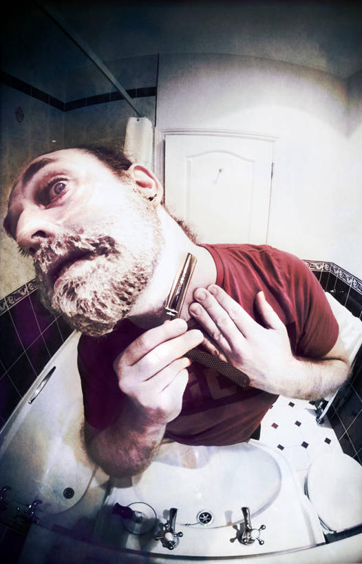 西方人,成年人,中年人,老年人,脸,头,脸颊,胡须,一个人,站,竖图,室内,特写,鱼眼镜头,浴室,爱尔兰,欧洲,欧洲人,仅一个男性,仅一个人,仅一个中年男性,洗手池,拿着,休闲装,肩膀,摄影,卫生,剃胡子,男人,男性,中年男性,白种人,头部,胡子,络腮胡,脸部,脸蛋,面部,剃刀,彩图,例行公事