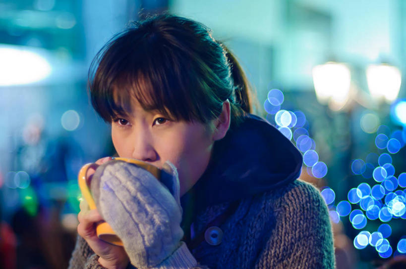 成年人,脸,头,脸颊,一个人,横图,室外,特写,夜晚,日本,仅一个年轻女性,仅一个女性,仅一个人,喝,拿着,饮食,肩膀,马克杯,手套,寒冷,摄影,大阪府,大阪市,年轻女性,女人,女性,年轻人,头部,脸部,脸蛋,面部,彩图