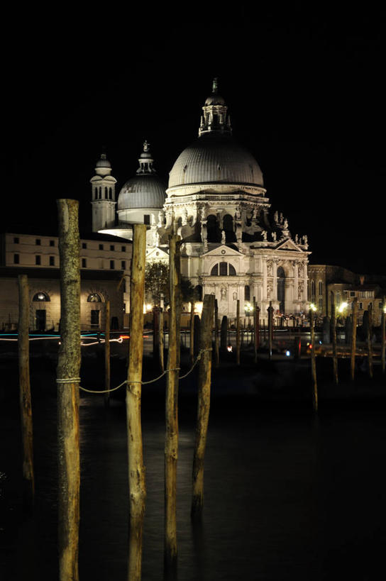 无人,竖图,室外,夜晚,建筑,意大利,威尼斯,一排,节日,整齐,历史,文化,排列,天空,祈祷,健康,木桩,许愿,摄影,宗教,信仰,纪念,宁静,祈求,照亮,基督教,圆顶建筑,宗教建筑,队列,天主教,意大利文化,圣玛莉亚安泰教堂,平安,彩图