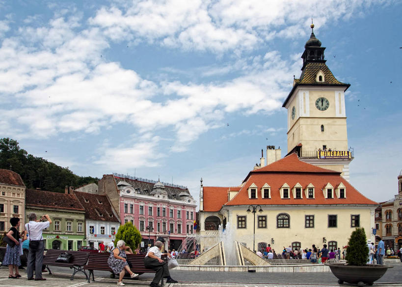 广场,教堂,横图,室外,白天,建筑,喷泉,罗马尼亚,长椅,云,许多人,历史,天空,地标建筑,一群人,摄影,基督教,布拉索夫,彩图