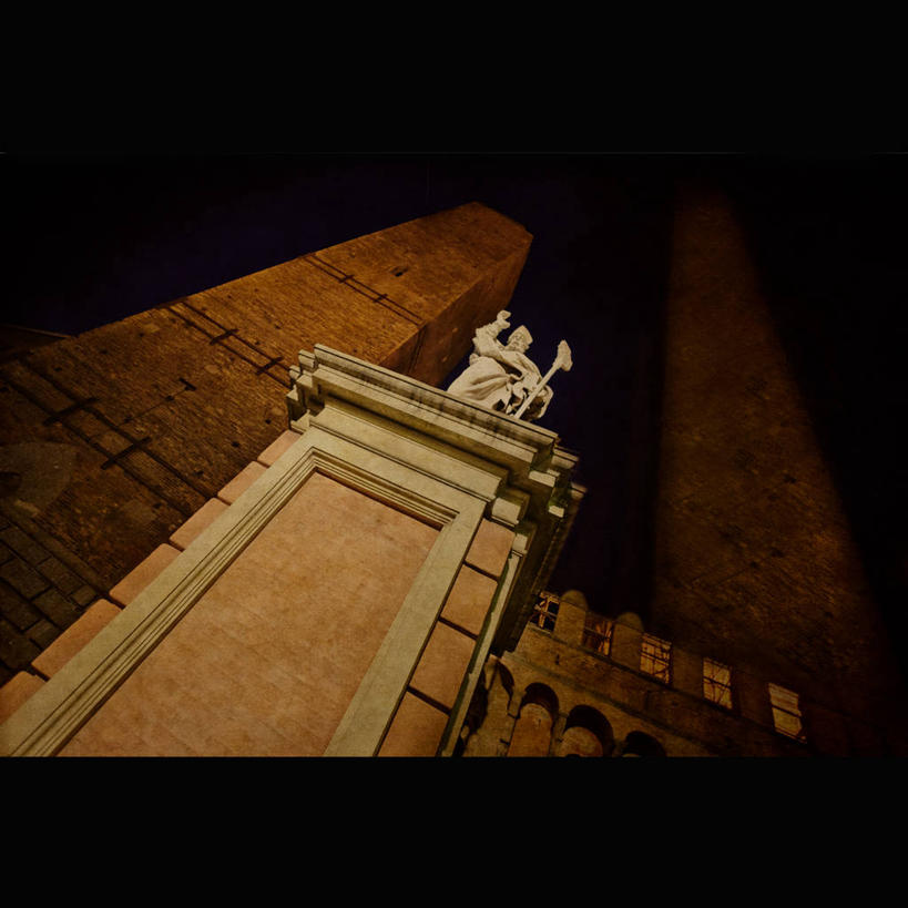 无人,方图,室外,夜晚,仰视,建筑,意大利,欧洲,雕像,拱门,塔,天空,摄影,南欧,意大利文化,意大利共和国,博洛尼亚,美术工艺,艾米利亚.罗马涅,艾米利亚.罗马涅大区,彩图,低角度拍摄