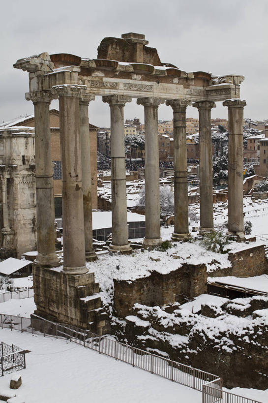 无人,竖图,室外,白天,雪,建筑,意大利,柱子,云,冬天,首都,历史,废墟,天空,寒冷,摄影,意大利文化,古罗马广场,彩图
