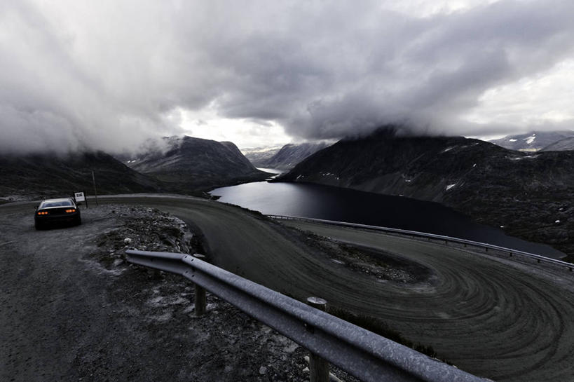 无人,栏杆,横图,室外,白天,湖,山,山脉,路,汽车,挪威,欧洲,弯曲,云,天空,自然,运输,摄影,宁静,斯堪的纳维亚,北欧,斯堪的那维亚,斯堪的那维亚半岛,斯堪的纳维亚半岛,挪威王国,默勒.鲁姆斯达尔,默勒.鲁姆斯达尔郡,彩图